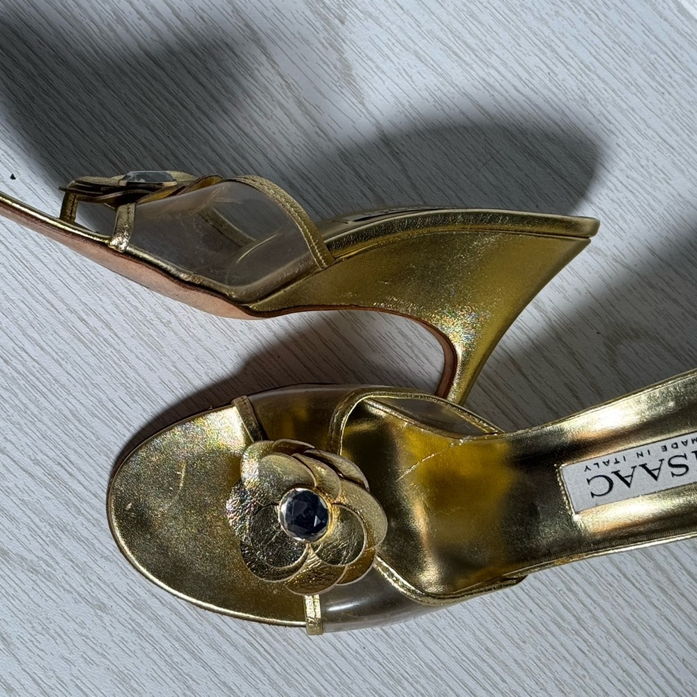 VTG Issac Mizrahi Sculptural Gold Wedge Heels w/ Crystal Flower detail Sz 7